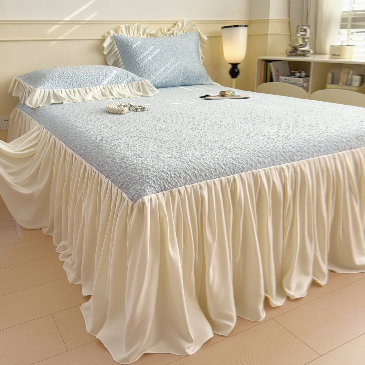 91家纺网 家纺一手货源 找家纺 孩子王家纺 2026新款夏季凉感公主风冰豆豆花边凉席床裙款凉感值过0.21三件套可机洗冰丝空 豆豆物语-天空蓝