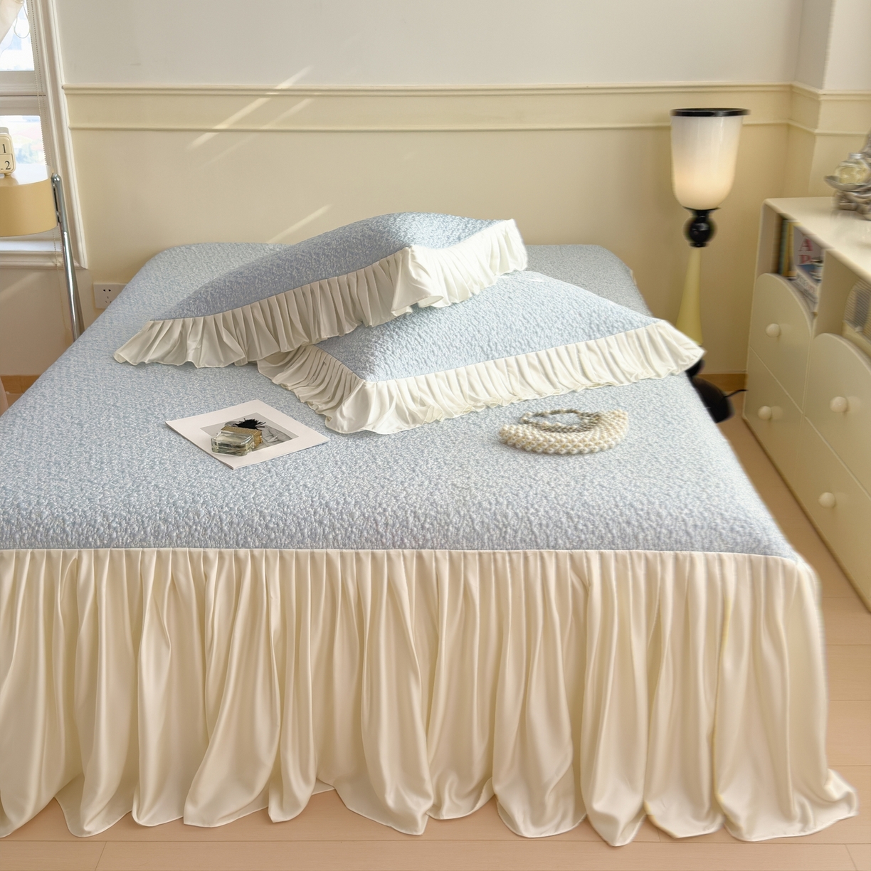 91家纺网 家纺一手货源 找家纺 孩子王家纺 2026新款夏季凉感公主风冰豆豆花边凉席床裙款凉感值过0.21三件套可机洗冰丝空 豆豆物语-天空蓝