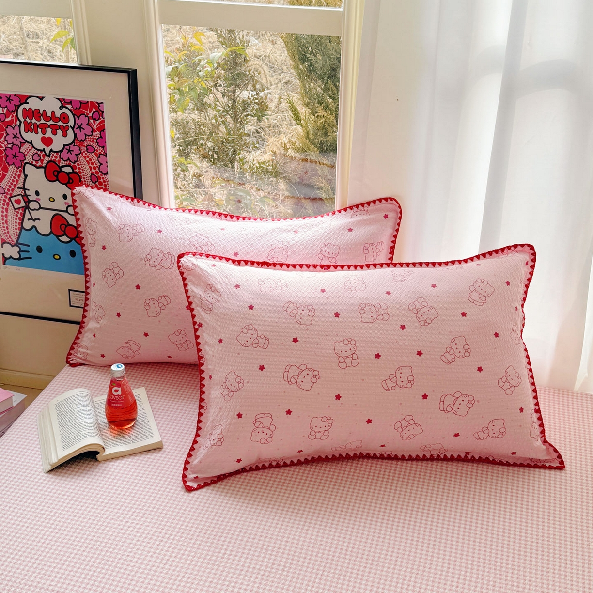 91家纺网 家纺一手货源 找家纺 玉海棠家纺 2026新款高品质A类泡芙纱甜栗贝壳边套件系列-小红书推荐（110g） 甜栗-描线小猫粉