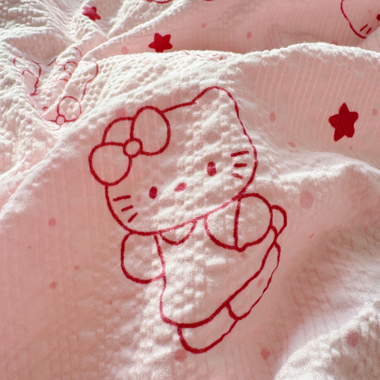 91家纺网 家纺一手货源 找家纺 玉海棠家纺 2026新款高品质A类泡芙纱甜栗贝壳边套件系列-小红书推荐（110g） 甜栗-描线小猫粉