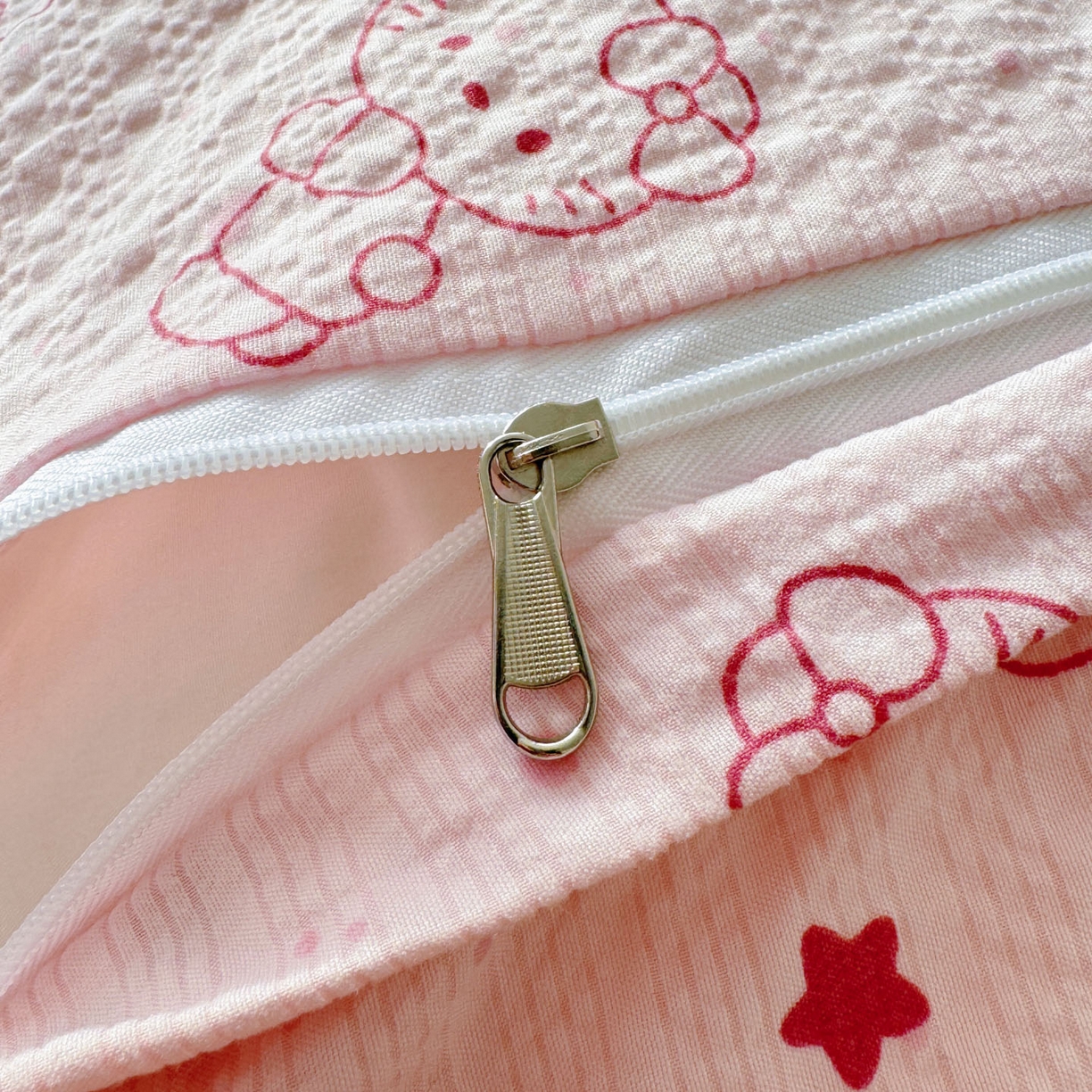 91家纺网 家纺一手货源 找家纺 玉海棠家纺 2026新款高品质A类泡芙纱甜栗贝壳边套件系列-小红书推荐（110g） 甜栗-描线小猫粉