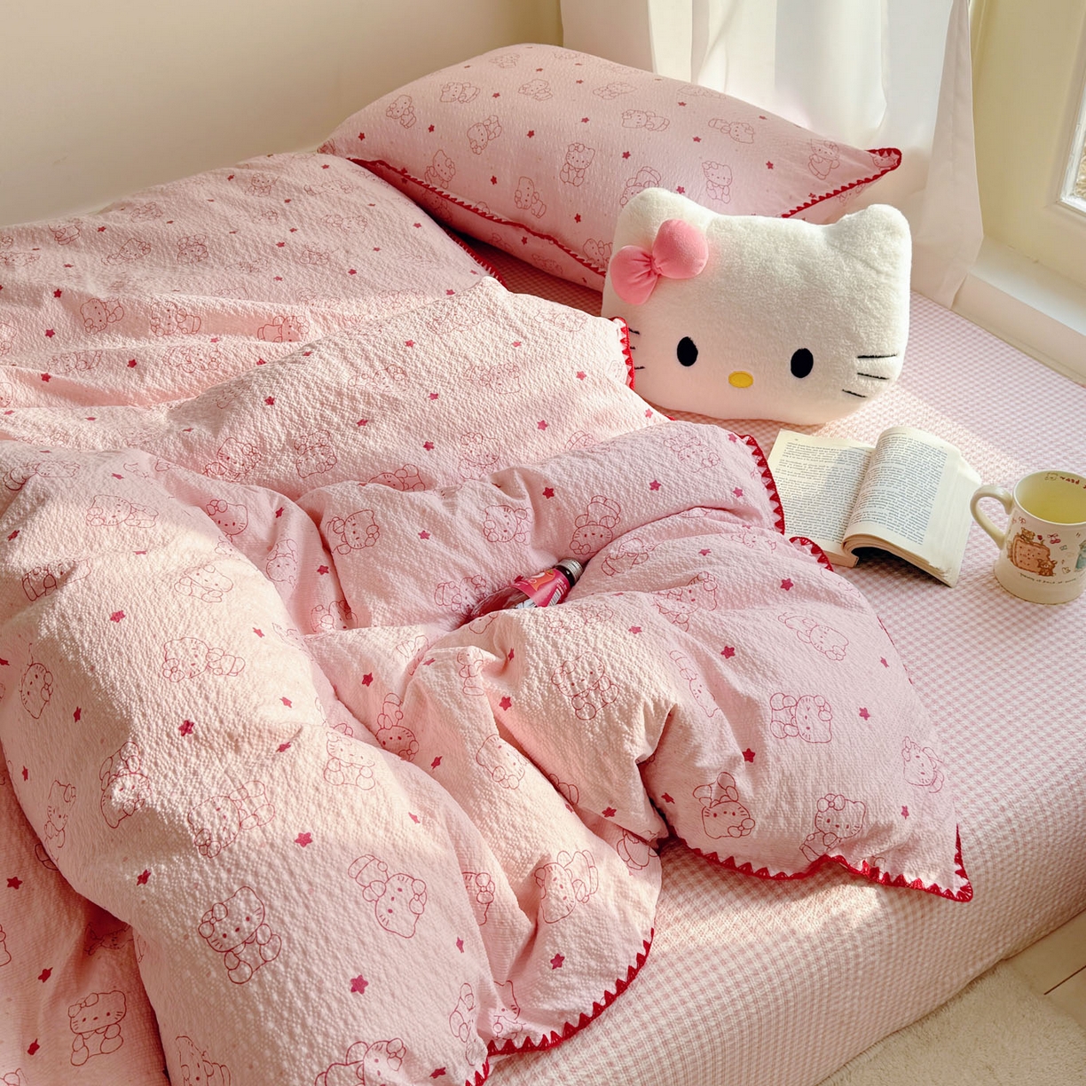 91家纺网 家纺一手货源 找家纺 玉海棠家纺 2026新款高品质A类泡芙纱甜栗贝壳边套件系列-小红书推荐（110g） 甜栗-描线小猫粉