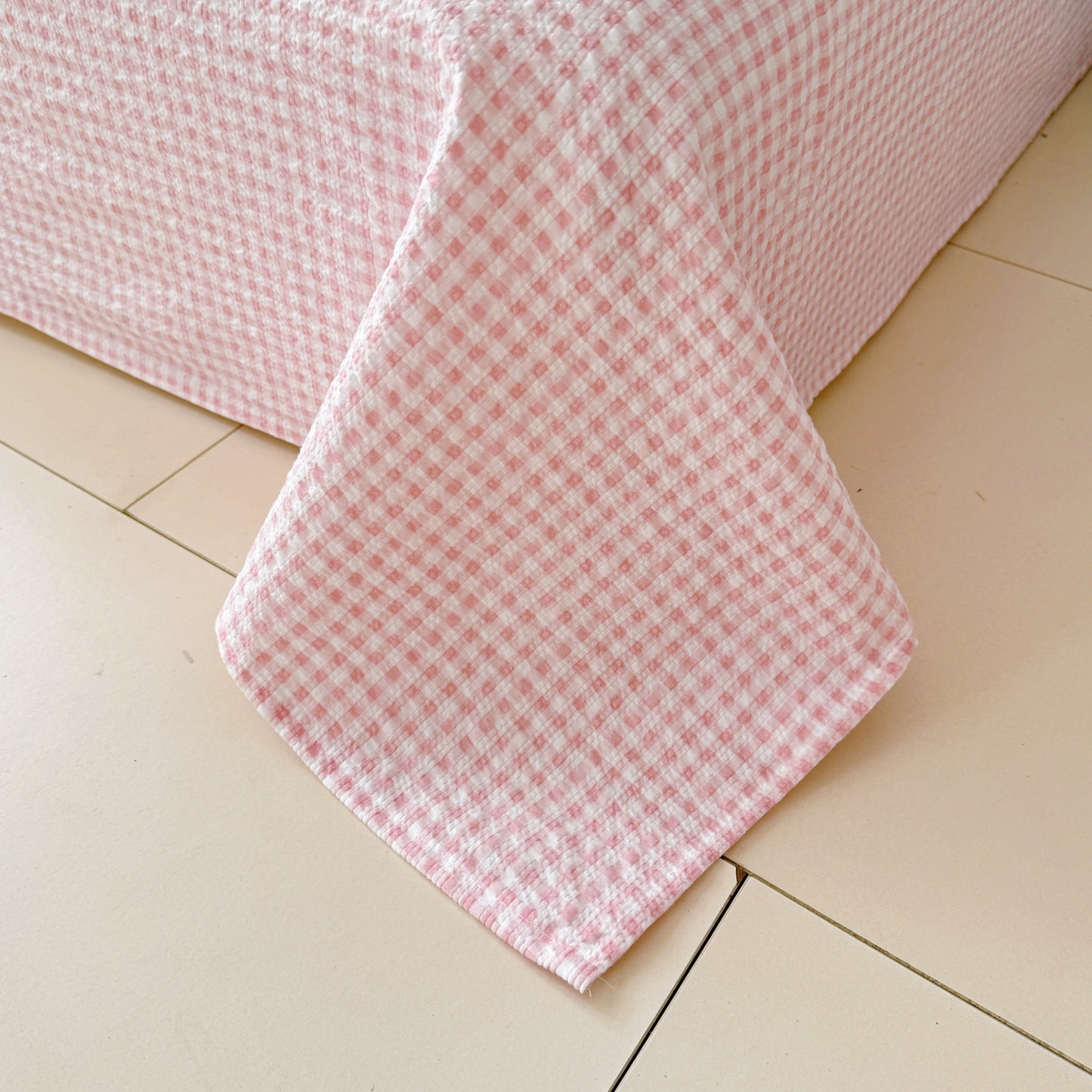 91家纺网 家纺一手货源 找家纺 玉海棠家纺 2026新款高品质A类泡芙纱甜栗贝壳边套件系列-小红书推荐（110g） 甜栗-描线小猫粉