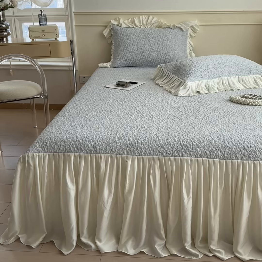 91家纺网 家纺一手货源 找家纺 孩子王家纺 2026新款夏季凉感公主风冰豆豆花边凉席床裙款凉感值过0.21三件套可机洗冰丝空 豆豆物语-天空蓝