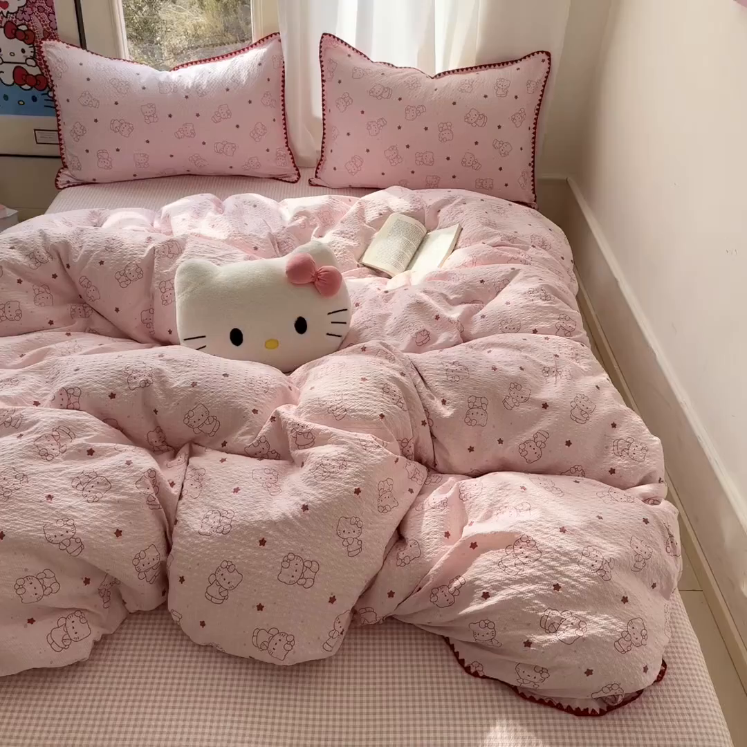 91家纺网 家纺一手货源 找家纺 玉海棠家纺 2026新款高品质A类泡芙纱甜栗贝壳边套件系列-小红书推荐（110g） 甜栗-描线小猫粉