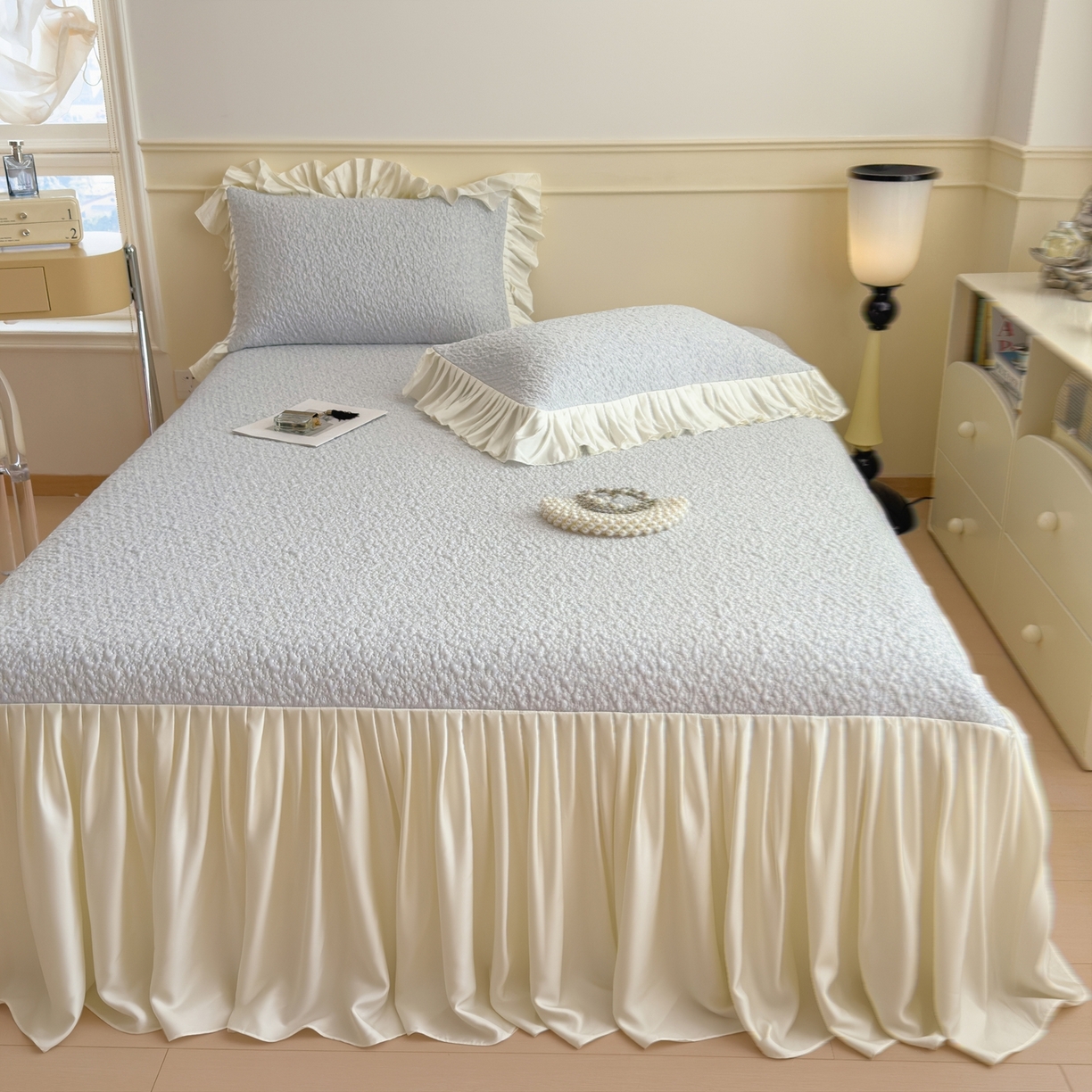 91家纺网 家纺一手货源 找家纺 孩子王家纺 2026新款夏季凉感公主风冰豆豆花边凉席床裙款凉感值过0.21三件套可机洗冰丝空 豆豆物语-微微蓝