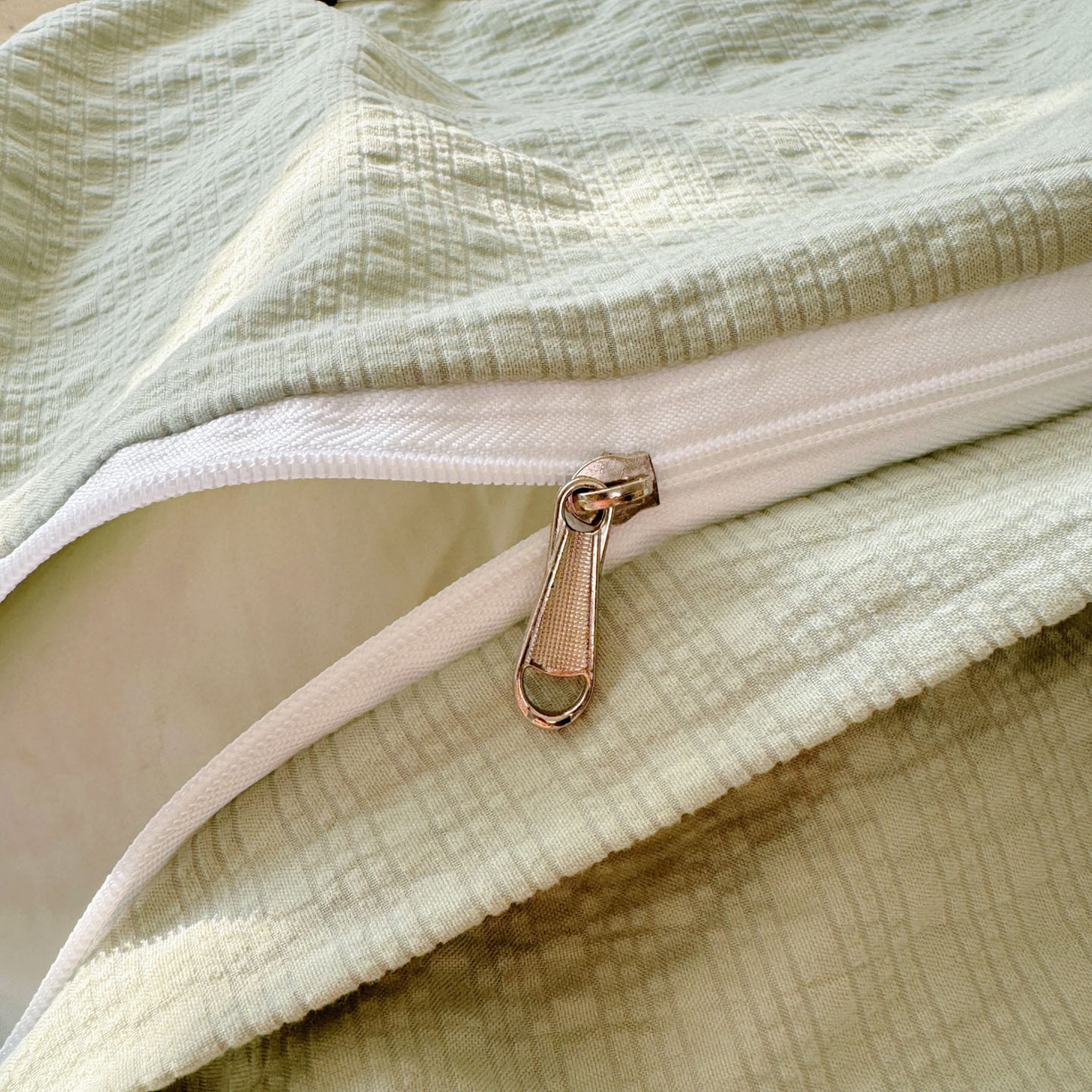 91家纺网 家纺一手货源 找家纺 玉海棠家纺 2026新款高品质A类泡芙纱甜栗贝壳边套件系列-小红书推荐（110g） 甜栗-木马小花团