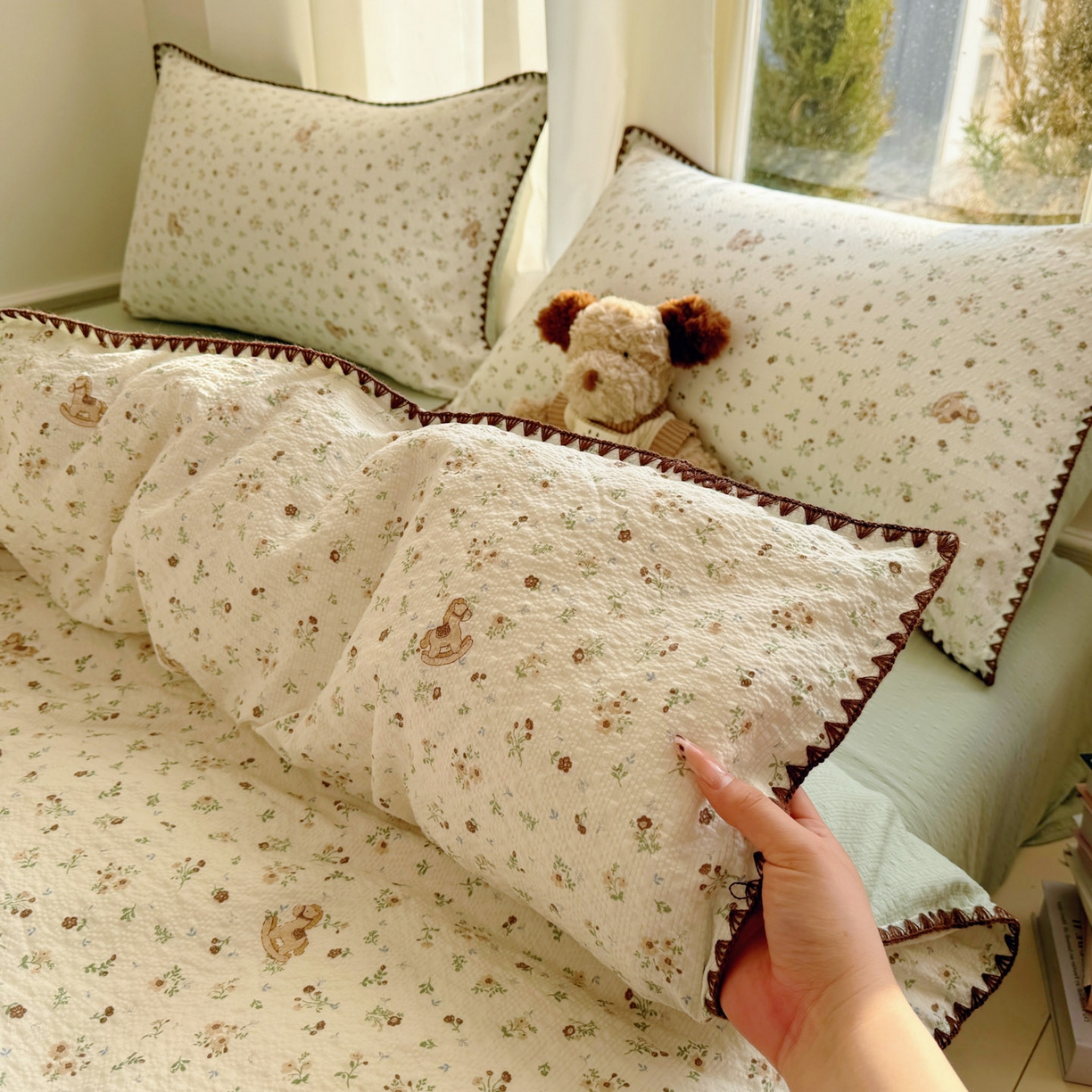 91家纺网 家纺一手货源 找家纺 玉海棠家纺 2026新款高品质A类泡芙纱甜栗贝壳边套件系列-小红书推荐（110g） 甜栗-木马小花团