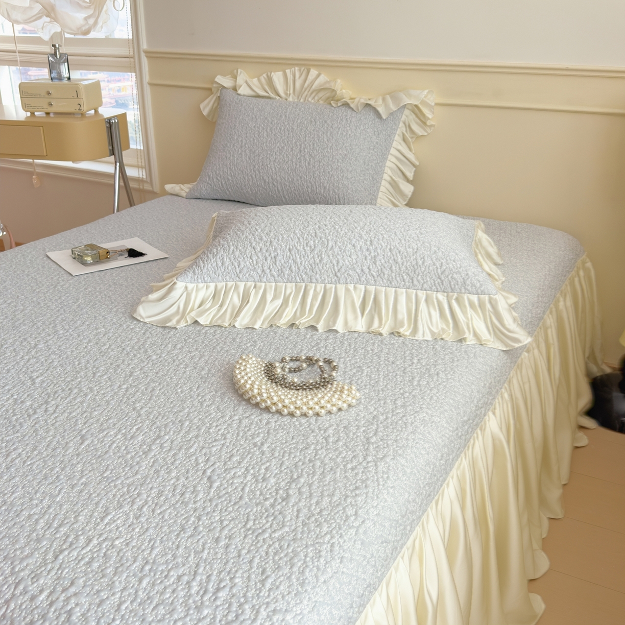 91家纺网 家纺一手货源 找家纺 孩子王家纺 2026新款夏季凉感公主风冰豆豆花边凉席床裙款凉感值过0.21三件套可机洗冰丝空 豆豆物语-微微蓝