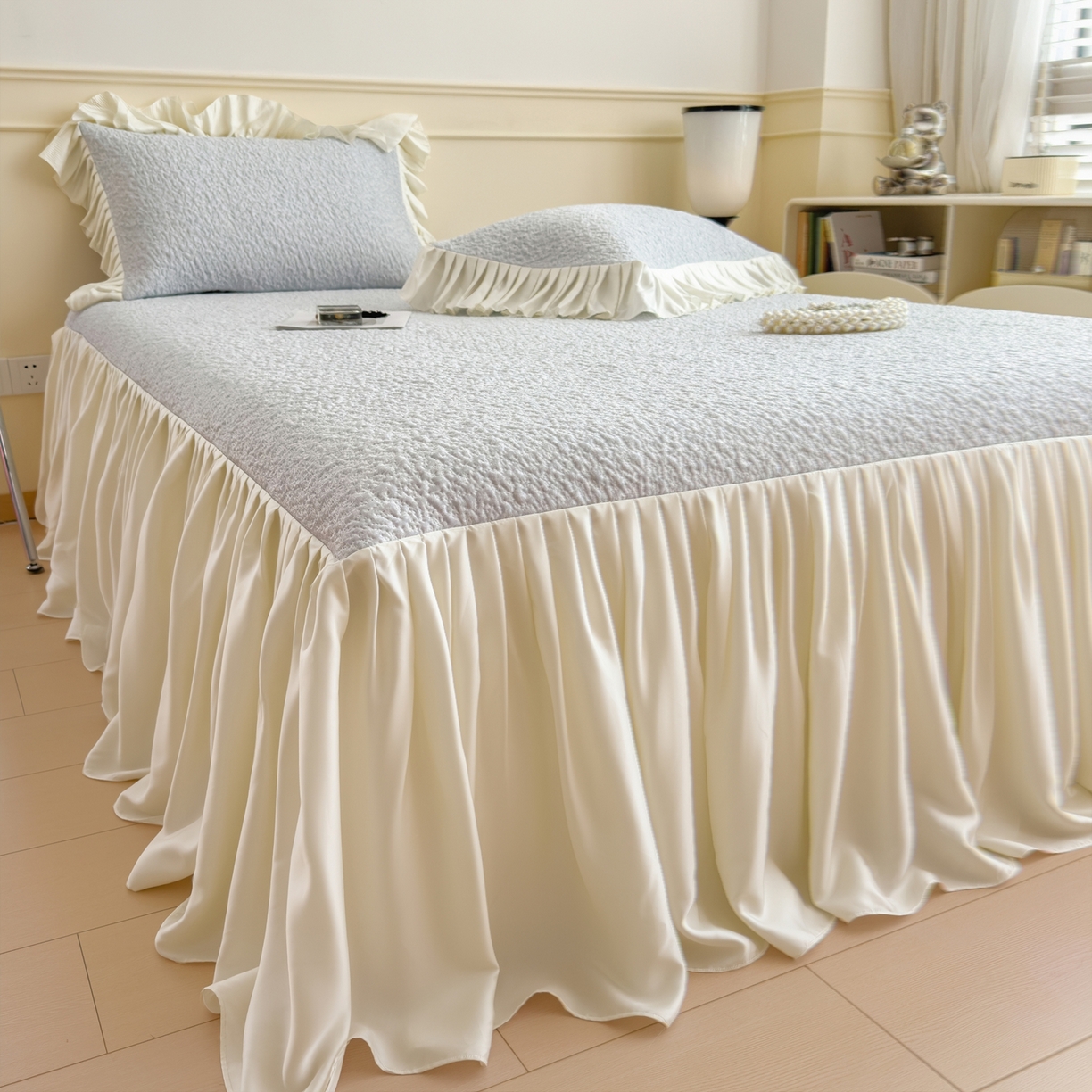 91家纺网 家纺一手货源 找家纺 孩子王家纺 2026新款夏季凉感公主风冰豆豆花边凉席床裙款凉感值过0.21三件套可机洗冰丝空 豆豆物语-微微蓝