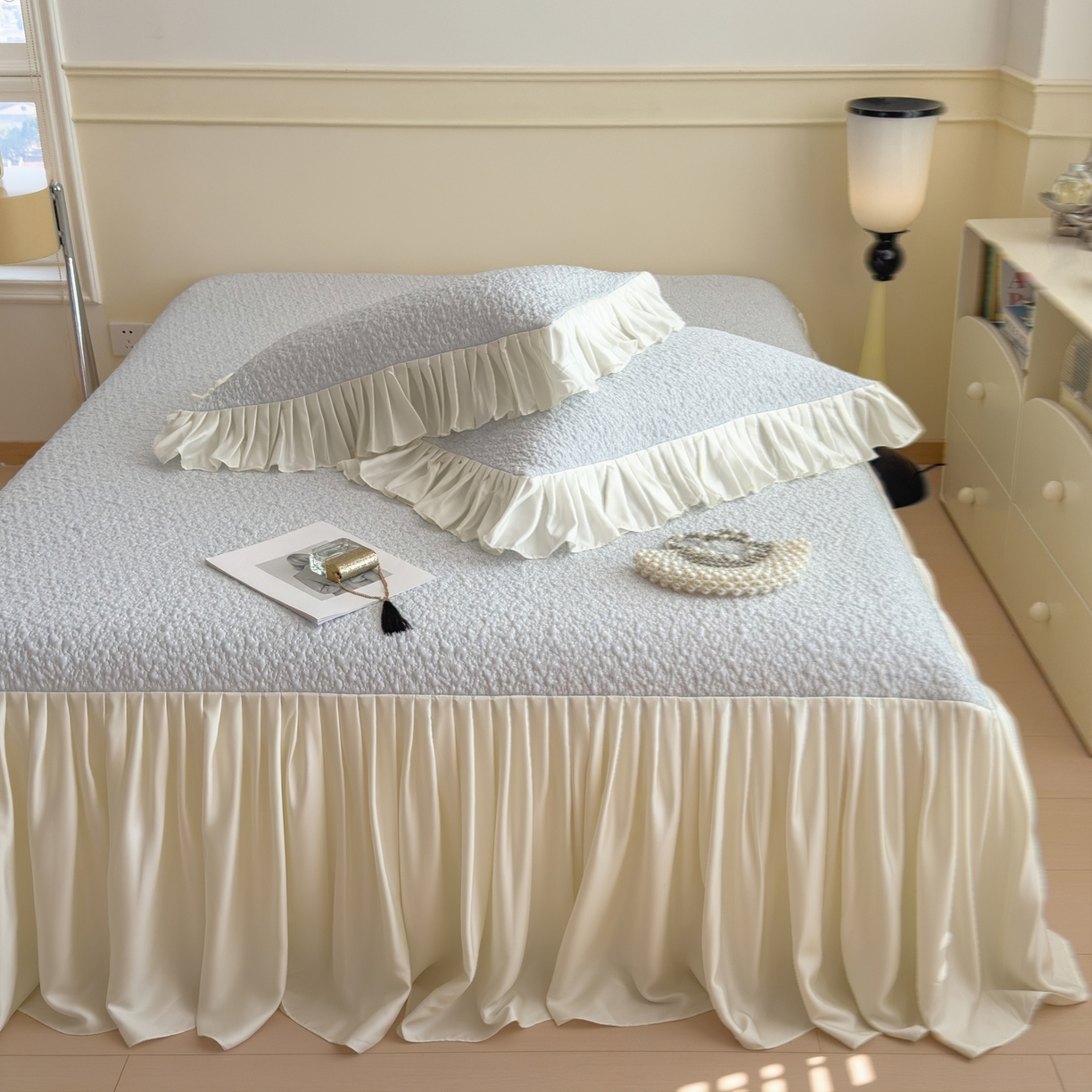 91家纺网 家纺一手货源 找家纺 孩子王家纺 2026新款夏季凉感公主风冰豆豆花边凉席床裙款凉感值过0.21三件套可机洗冰丝空 豆豆物语-微微蓝