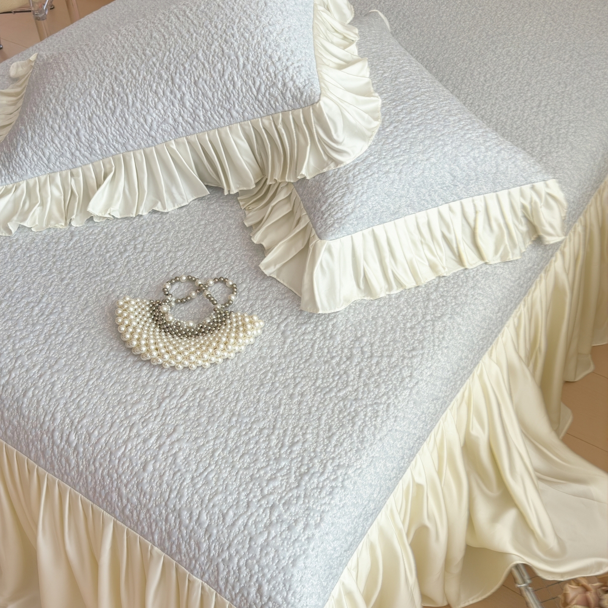 91家纺网 家纺一手货源 找家纺 孩子王家纺 2026新款夏季凉感公主风冰豆豆花边凉席床裙款凉感值过0.21三件套可机洗冰丝空 豆豆物语-微微蓝