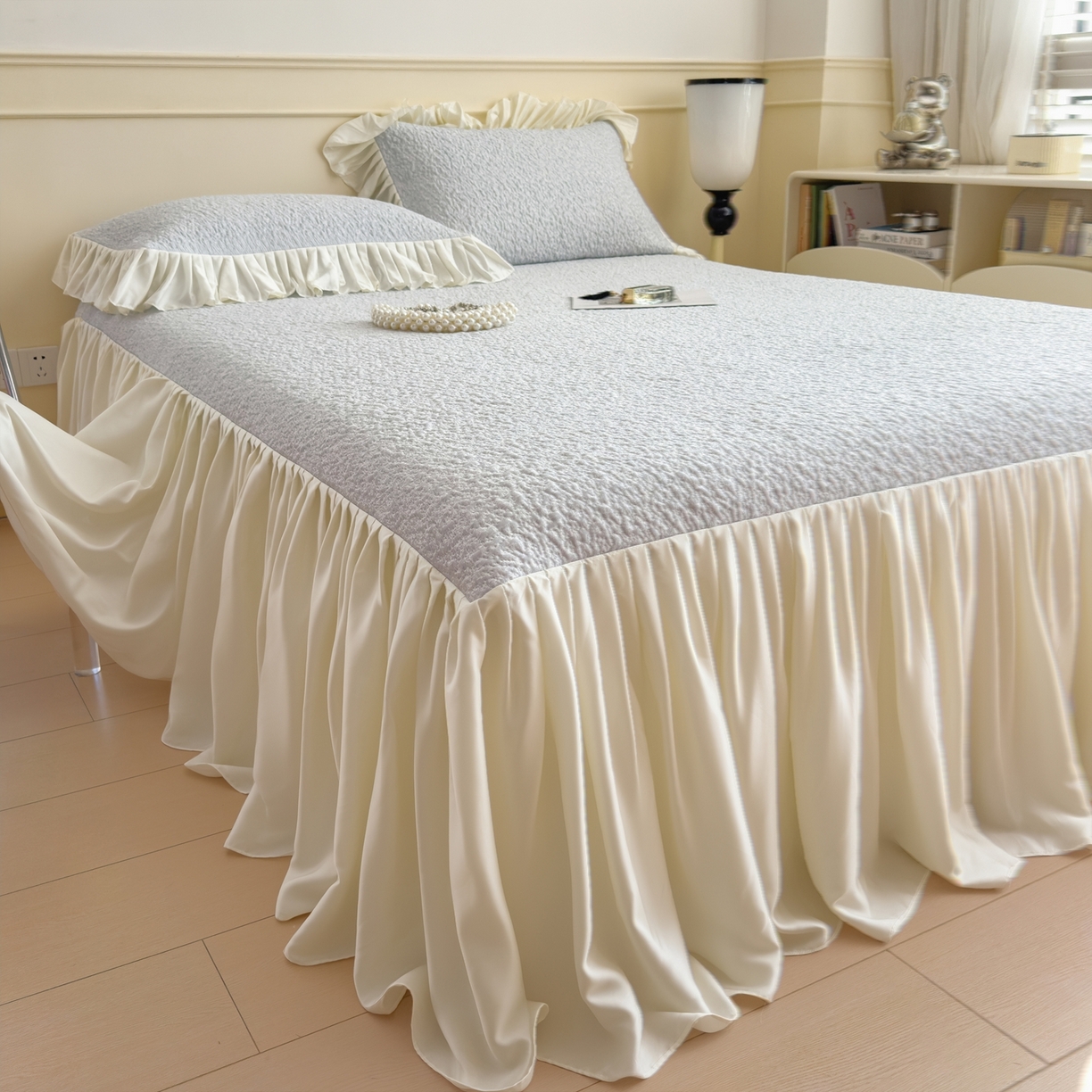 91家纺网 家纺一手货源 找家纺 孩子王家纺 2026新款夏季凉感公主风冰豆豆花边凉席床裙款凉感值过0.21三件套可机洗冰丝空 豆豆物语-微微蓝