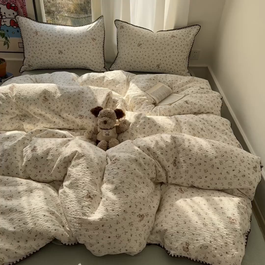 91家纺网 家纺一手货源 找家纺 玉海棠家纺 2026新款高品质A类泡芙纱甜栗贝壳边套件系列-小红书推荐（110g） 甜栗-木马小花团