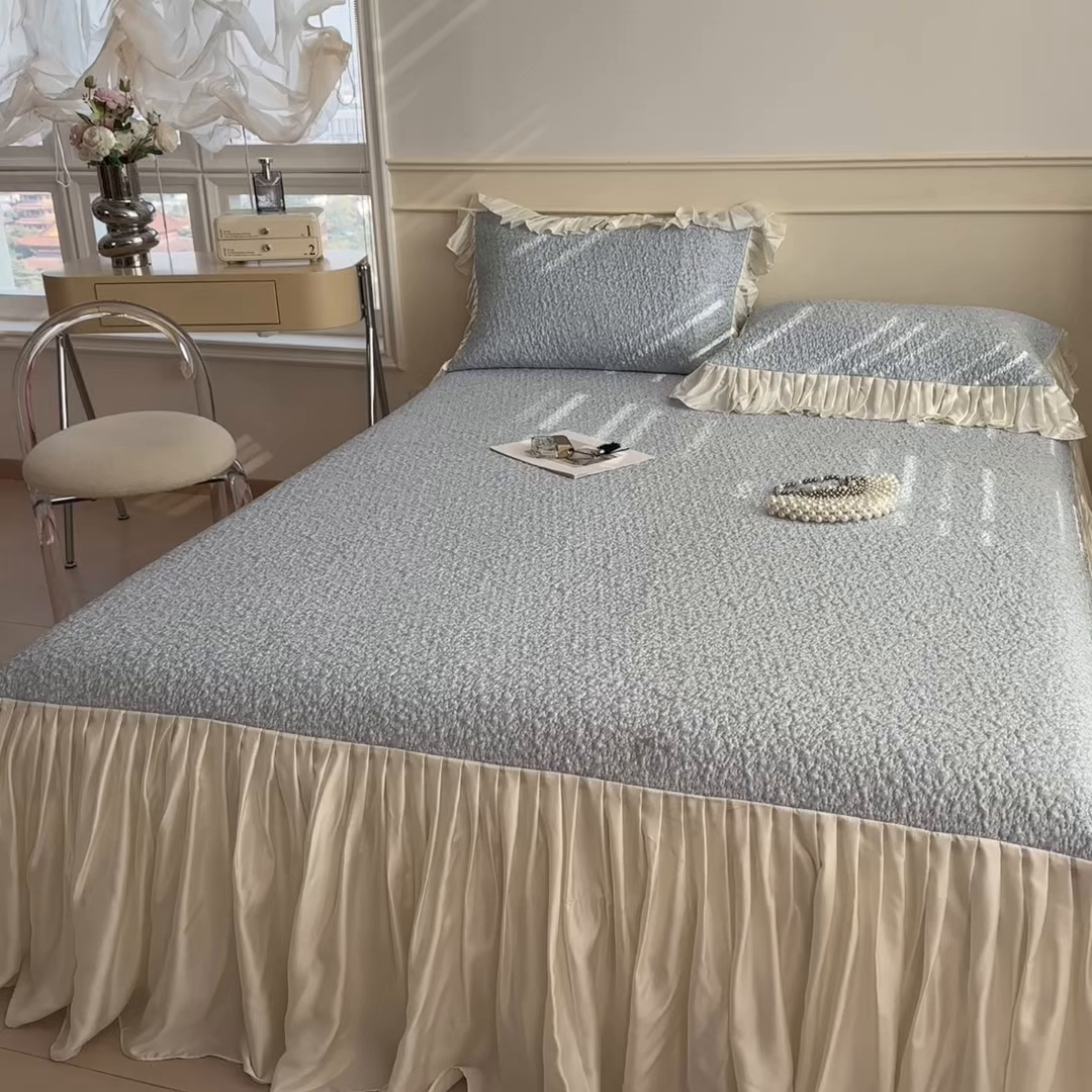 91家纺网 家纺一手货源 找家纺 孩子王家纺 2026新款夏季凉感公主风冰豆豆花边凉席床裙款凉感值过0.21三件套可机洗冰丝空 豆豆物语-微微蓝