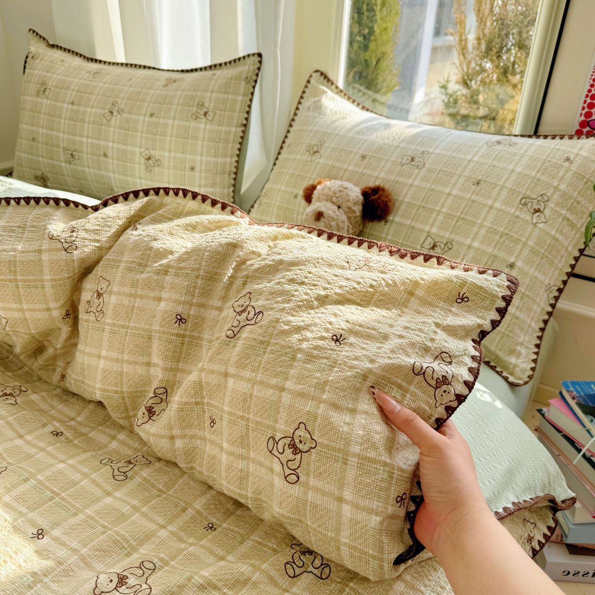 91家纺网 家纺一手货源 找家纺 玉海棠家纺 2026新款高品质A类泡芙纱甜栗贝壳边套件系列-小红书推荐（110g） 甜栗-青棕格纹熊