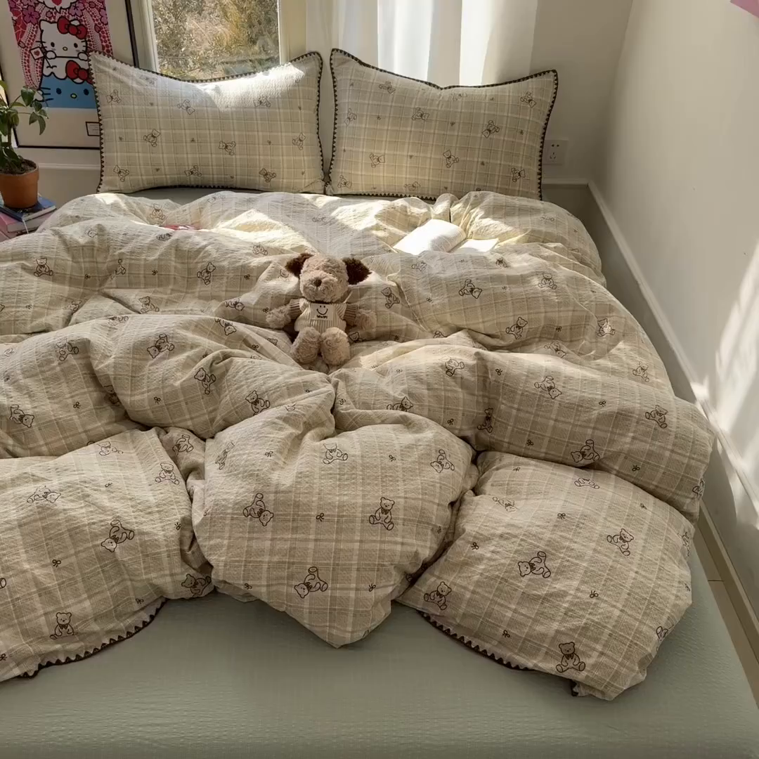 91家纺网 家纺一手货源 找家纺 玉海棠家纺 2026新款高品质A类泡芙纱甜栗贝壳边套件系列-小红书推荐（110g） 甜栗-青棕格纹熊