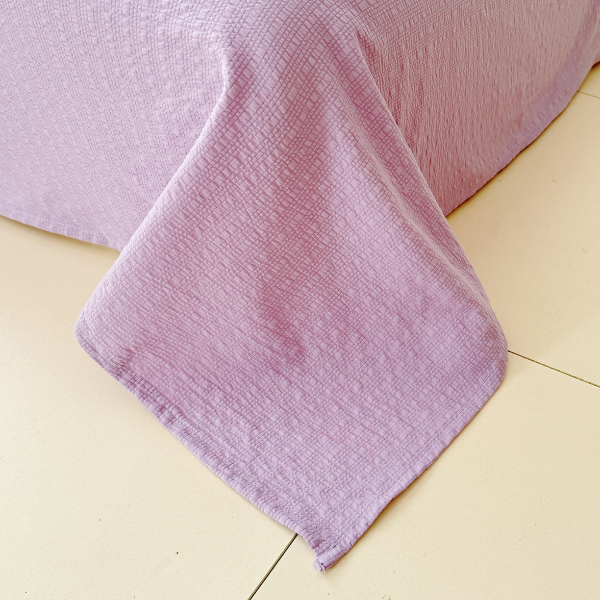 91家纺网 家纺一手货源 找家纺 玉海棠家纺 2026新款高品质A类泡芙纱甜栗贝壳边套件系列-小红书推荐（110g） 甜栗-柔紫碎花屿