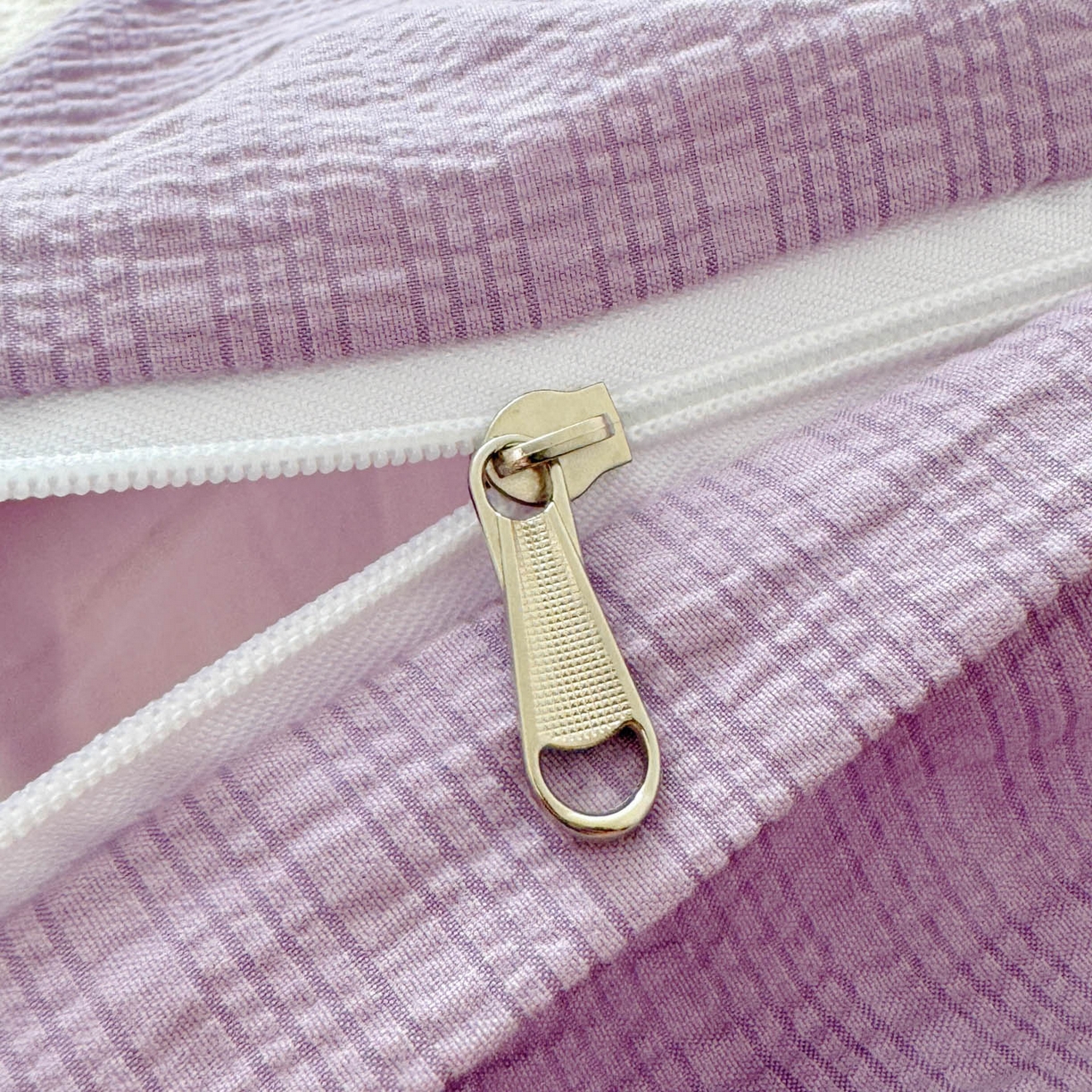 91家纺网 家纺一手货源 找家纺 玉海棠家纺 2026新款高品质A类泡芙纱甜栗贝壳边套件系列-小红书推荐（110g） 甜栗-柔紫碎花屿