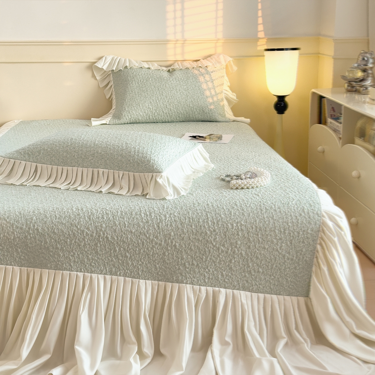 91家纺网 家纺一手货源 找家纺 孩子王家纺 2026新款夏季凉感公主风冰豆豆花边凉席床裙款凉感值过0.21三件套可机洗冰丝空 豆豆物语-飘飘-绿