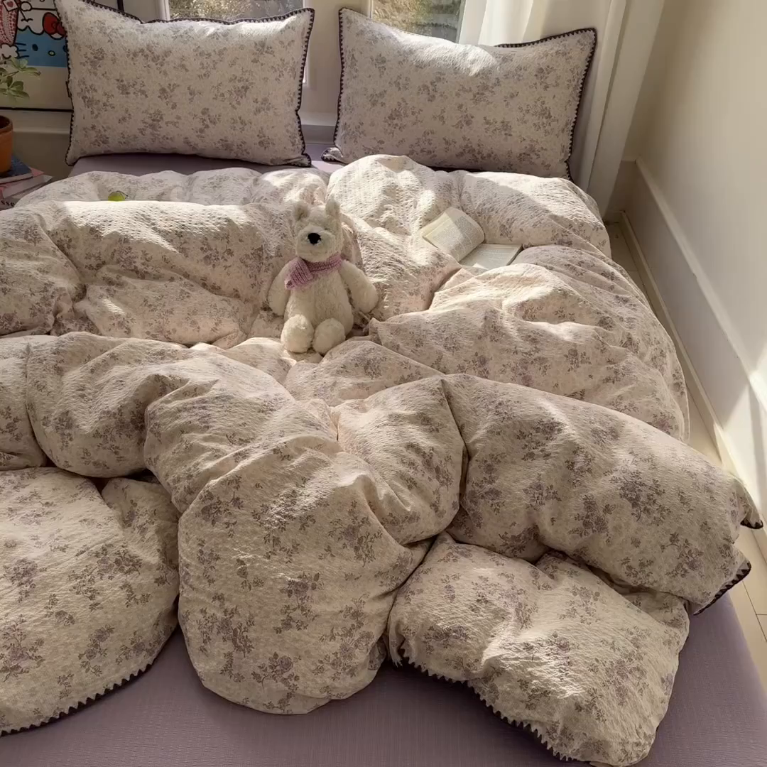 91家纺网 家纺一手货源 找家纺 玉海棠家纺 2026新款高品质A类泡芙纱甜栗贝壳边套件系列-小红书推荐（110g） 甜栗-柔紫碎花屿