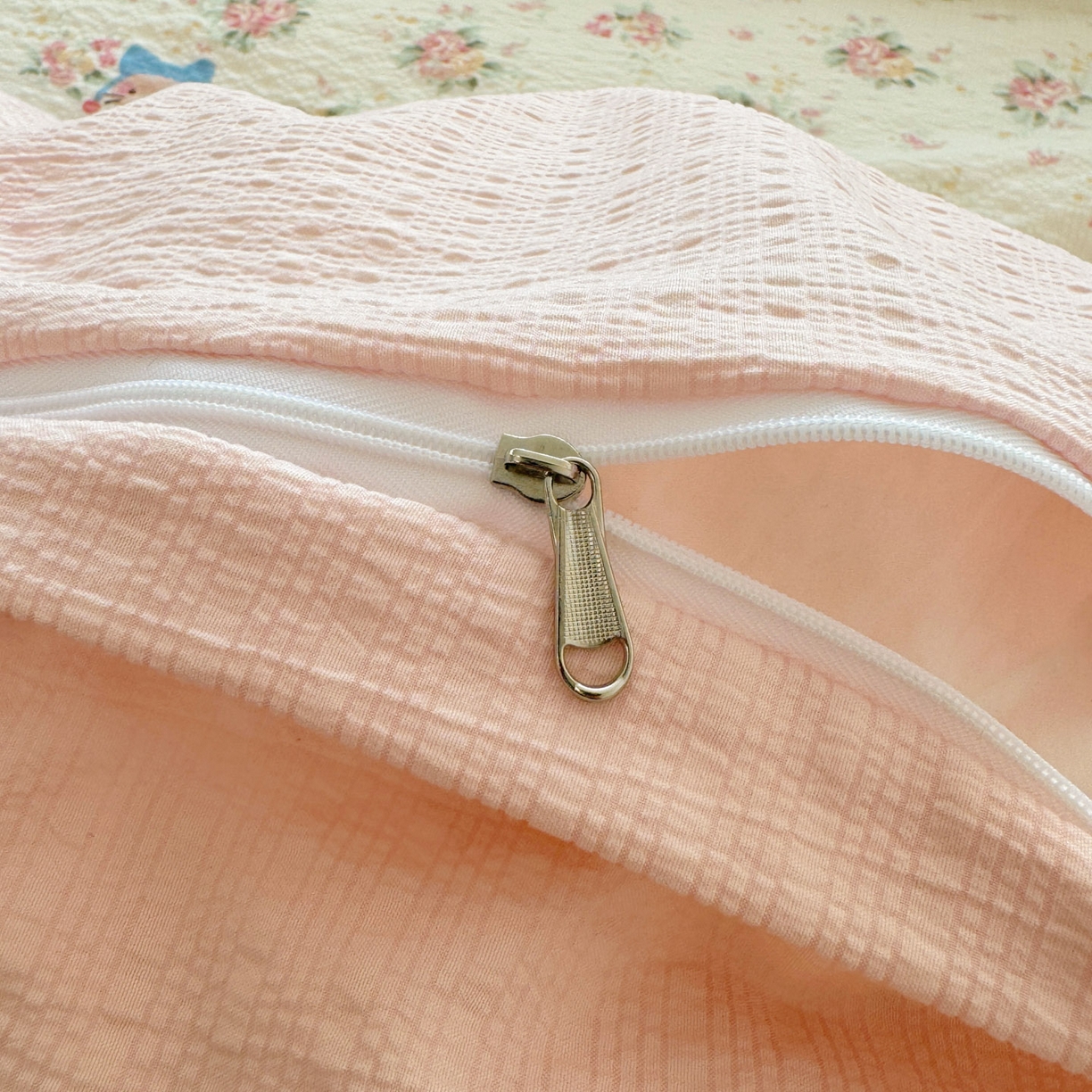 91家纺网 家纺一手货源 找家纺 玉海棠家纺 2026新款高品质A类泡芙纱甜栗贝壳边套件系列-小红书推荐（110g） 甜栗-甜卷兔兔