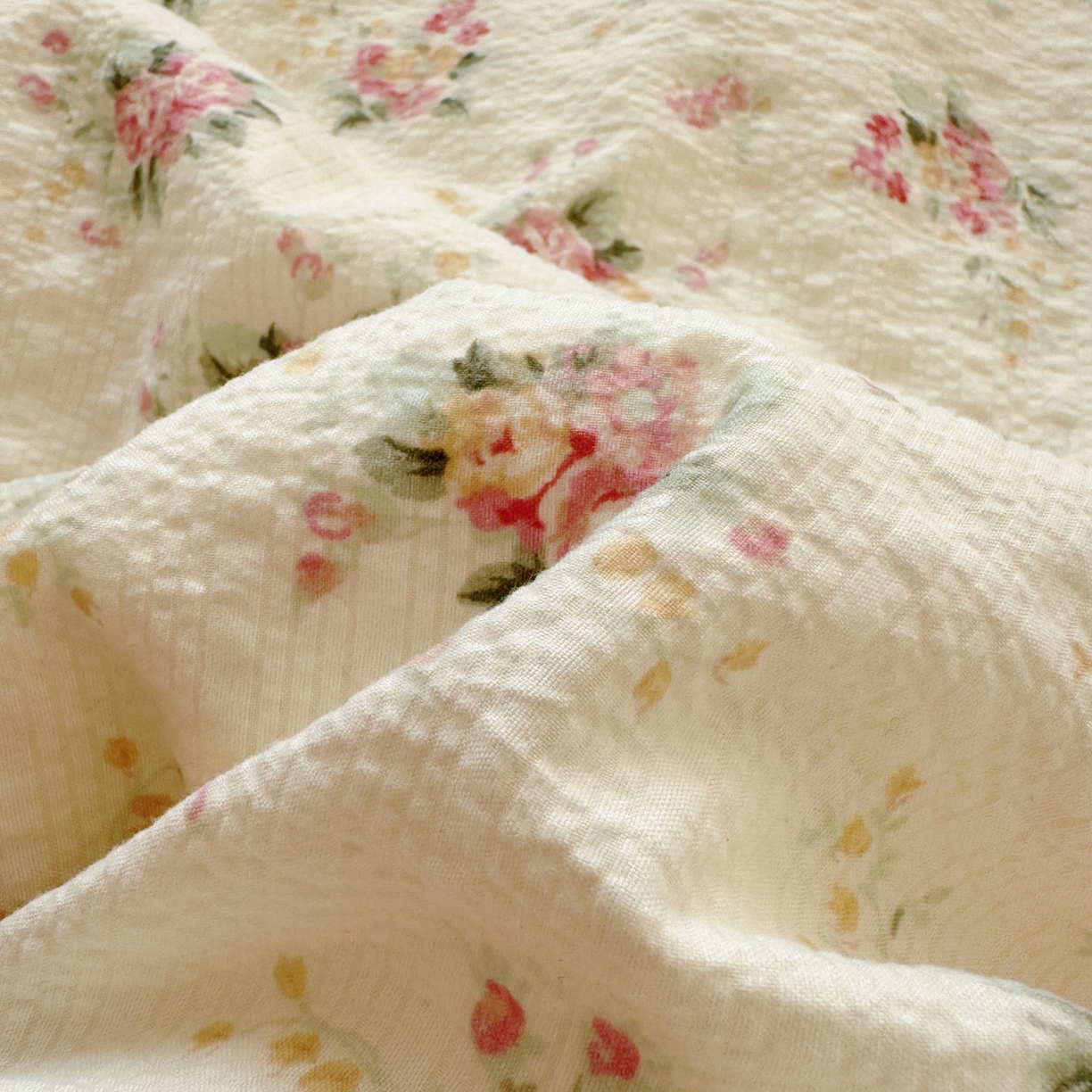 91家纺网 家纺一手货源 找家纺 玉海棠家纺 2026新款高品质A类泡芙纱甜栗贝壳边套件系列-小红书推荐（110g） 甜栗-甜卷兔兔