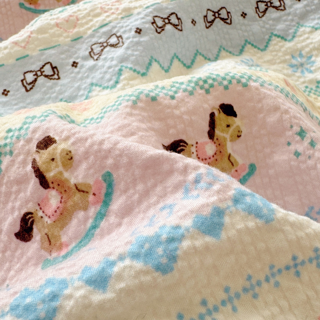 91家纺网 家纺一手货源 找家纺 玉海棠家纺 2026新款高品质A类泡芙纱甜栗贝壳边套件系列-小红书推荐（110g） 甜栗-甜心木马卷