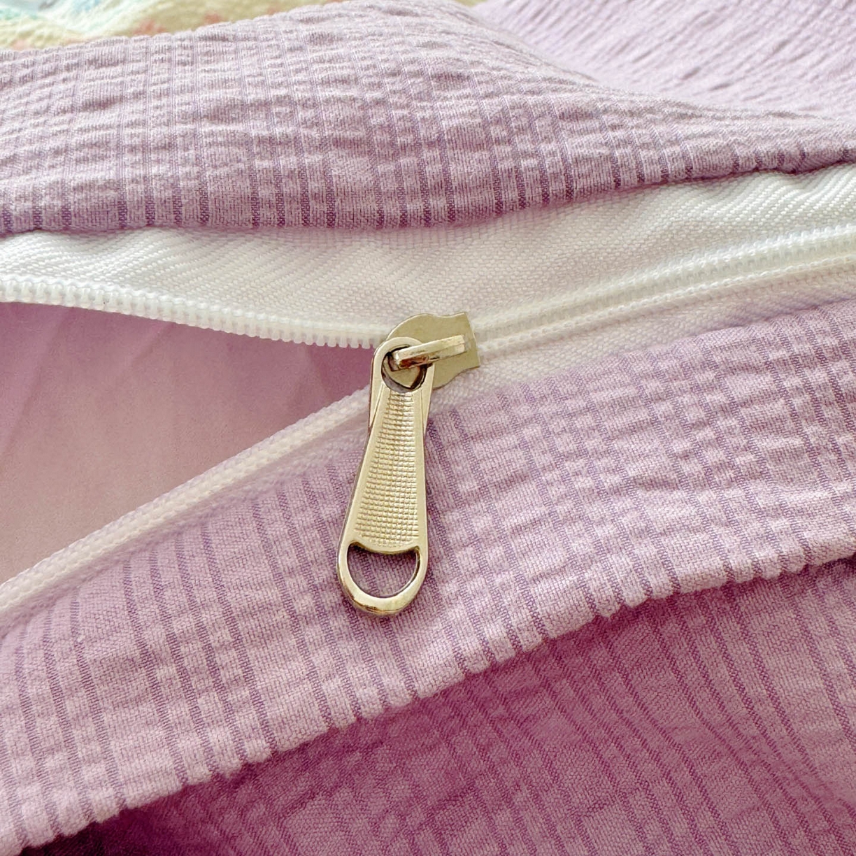 91家纺网 家纺一手货源 找家纺 玉海棠家纺 2026新款高品质A类泡芙纱甜栗贝壳边套件系列-小红书推荐（110g） 甜栗-甜心木马卷