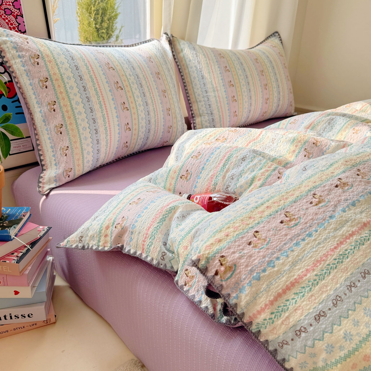 91家纺网 家纺一手货源 找家纺 玉海棠家纺 2026新款高品质A类泡芙纱甜栗贝壳边套件系列-小红书推荐（110g） 甜栗-甜心木马卷