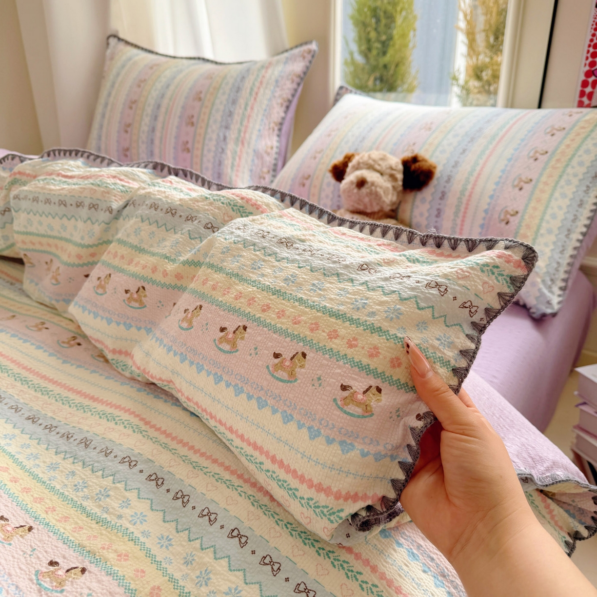 91家纺网 家纺一手货源 找家纺 玉海棠家纺 2026新款高品质A类泡芙纱甜栗贝壳边套件系列-小红书推荐（110g） 甜栗-甜心木马卷