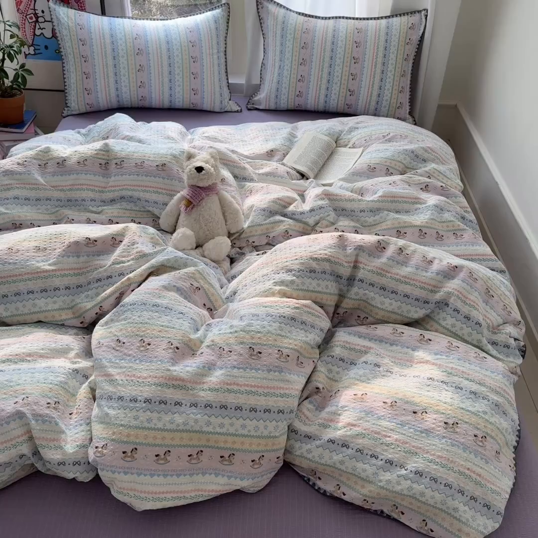 91家纺网 家纺一手货源 找家纺 玉海棠家纺 2026新款高品质A类泡芙纱甜栗贝壳边套件系列-小红书推荐（110g） 甜栗-甜心木马卷