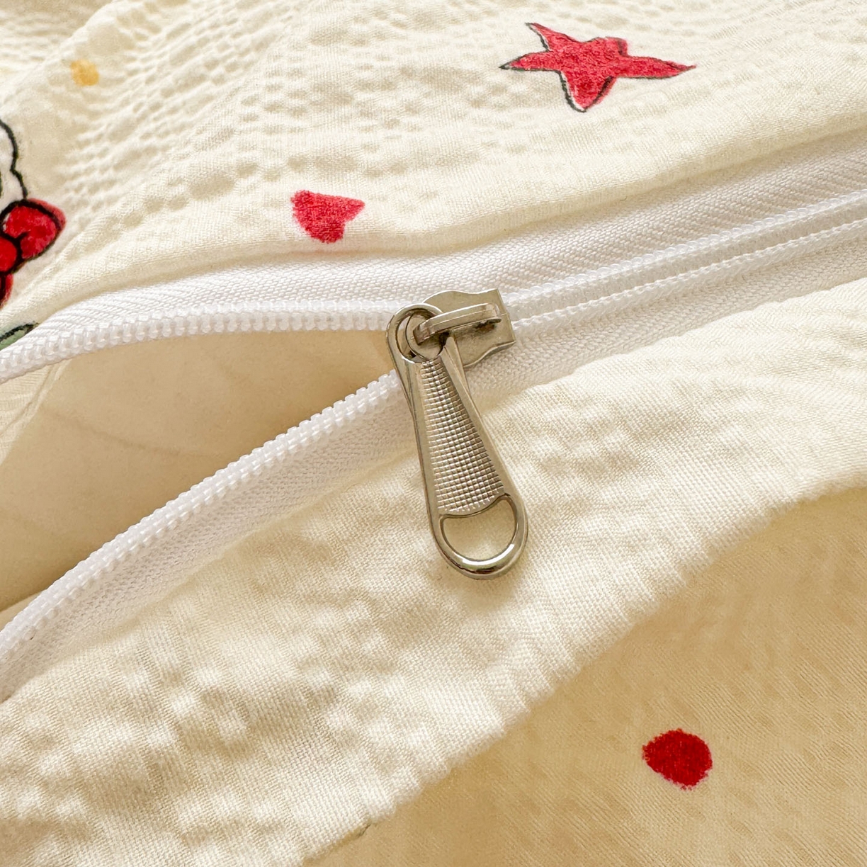 91家纺网 家纺一手货源 找家纺 玉海棠家纺 2026新款高品质A类泡芙纱甜栗贝壳边套件系列-小红书推荐（110g） 甜栗-星芒凯蒂