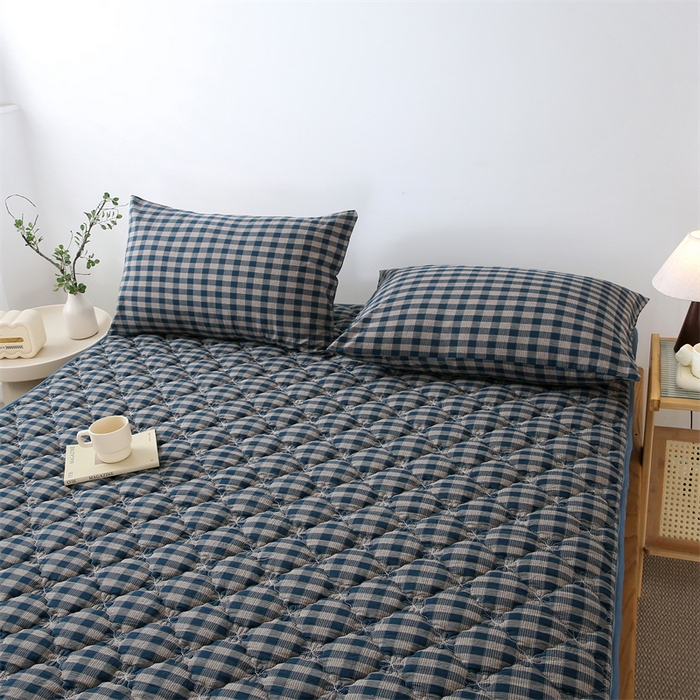 91家纺网 家纺一手货源 找家纺 乐逸家纺 2026新款日式100%全棉色织水洗棉夹棉床笠 日式全棉床笠重楼蓝