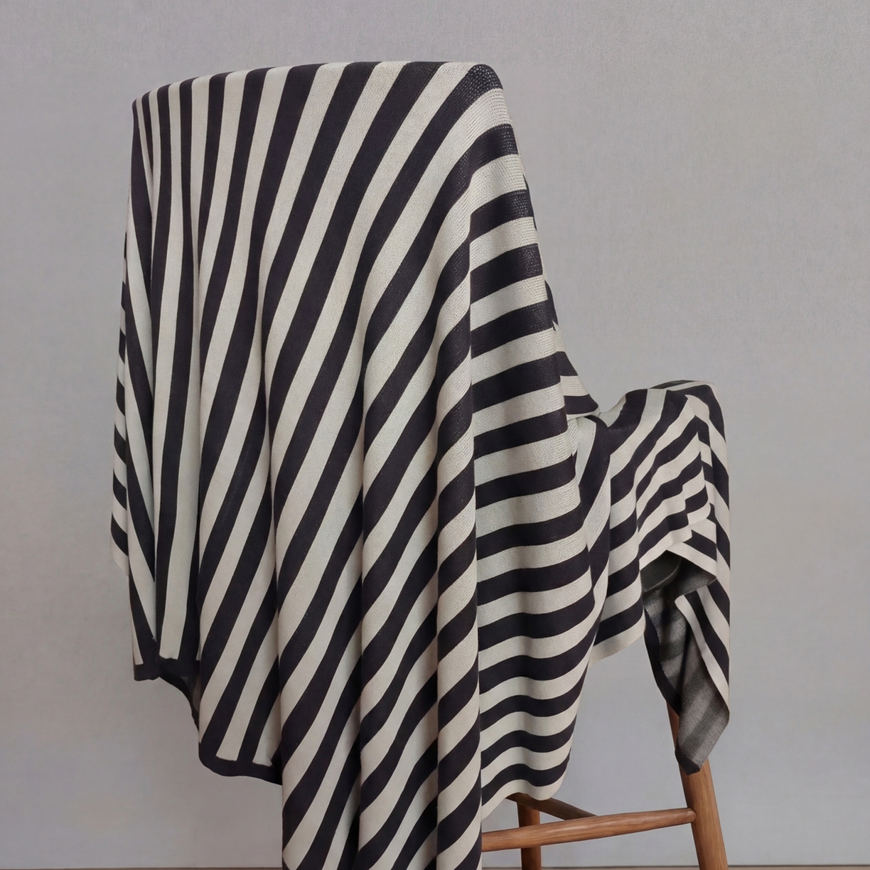 91家纺网 家纺一手货源 找家纺 暖绵绵家纺 2026新款丝光棉撞色条纹盖毯-海文（本款券后/折后零售价不得低于162元） 海文-银碳色