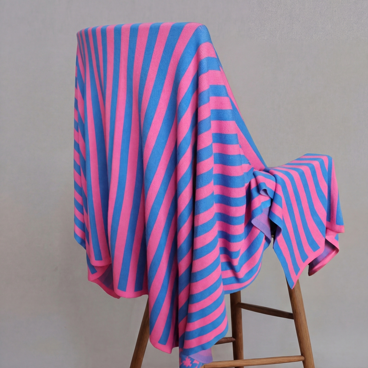 91家纺网 家纺一手货源 找家纺 暖绵绵家纺 2026新款丝光棉撞色条纹盖毯-海文（本款券后/折后零售价不得低于162元） 海文-蓝粉色