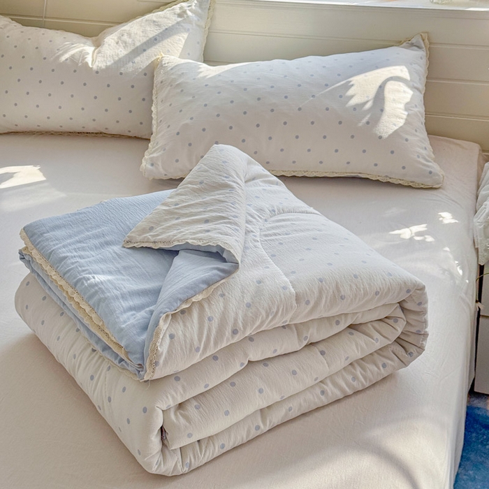 91家纺网 家纺一手货源 找家纺 优承佳生活馆 2026新款云感双层纱抗菌夏被夏凉被空调被 奶蓝波点