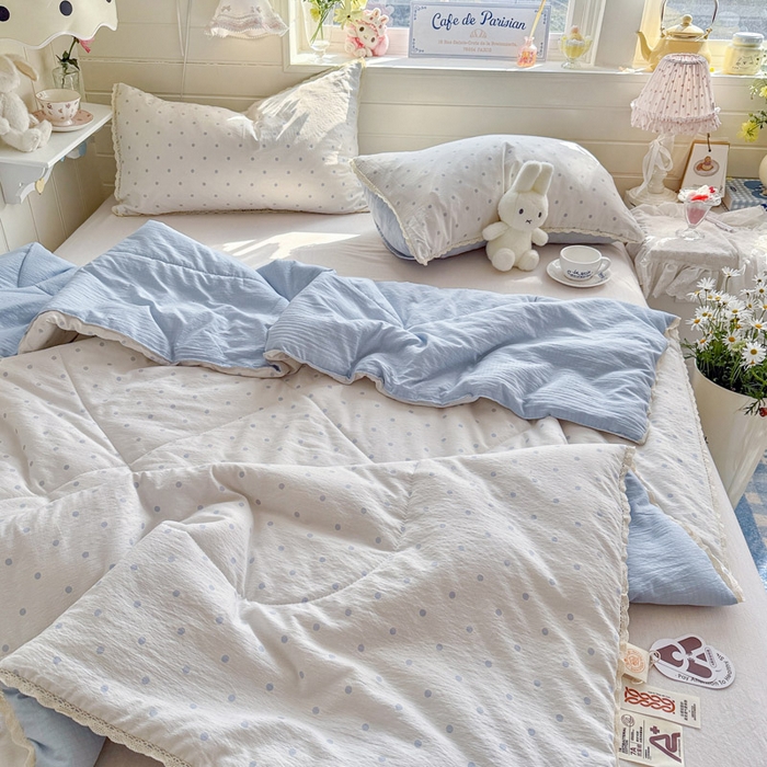 91家纺网 家纺一手货源 找家纺 优承佳生活馆 2026新款云感双层纱抗菌夏被夏凉被空调被 奶蓝波点