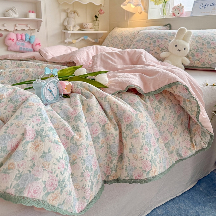 91家纺网 家纺一手货源 找家纺 优承佳生活馆 2026新款云感双层纱抗菌夏被夏凉被空调被 春芽浅漾