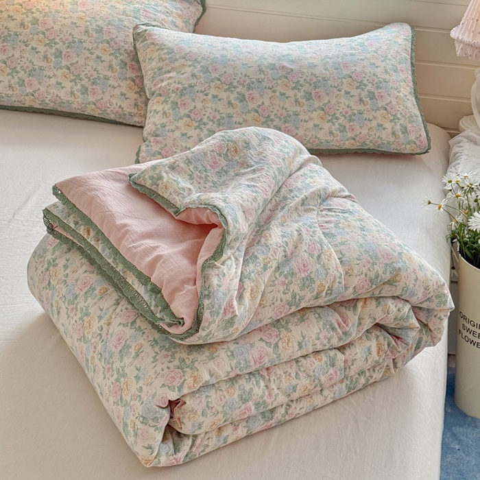 91家纺网 家纺一手货源 找家纺 优承佳生活馆 2026新款云感双层纱抗菌夏被夏凉被空调被 春芽浅漾