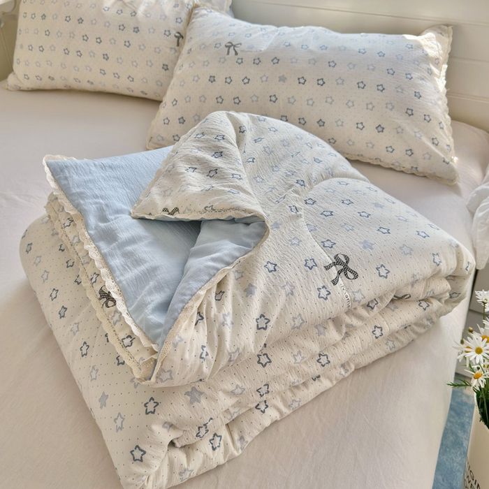 91家纺网 家纺一手货源 找家纺 优承佳生活馆 2026新款云感双层纱抗菌夏被夏凉被空调被 相思蓝韵