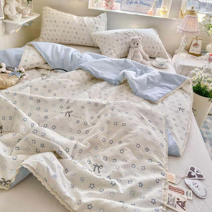 91家纺网 家纺一手货源 找家纺 优承佳生活馆 2026新款云感双层纱抗菌夏被夏凉被空调被 相思蓝韵