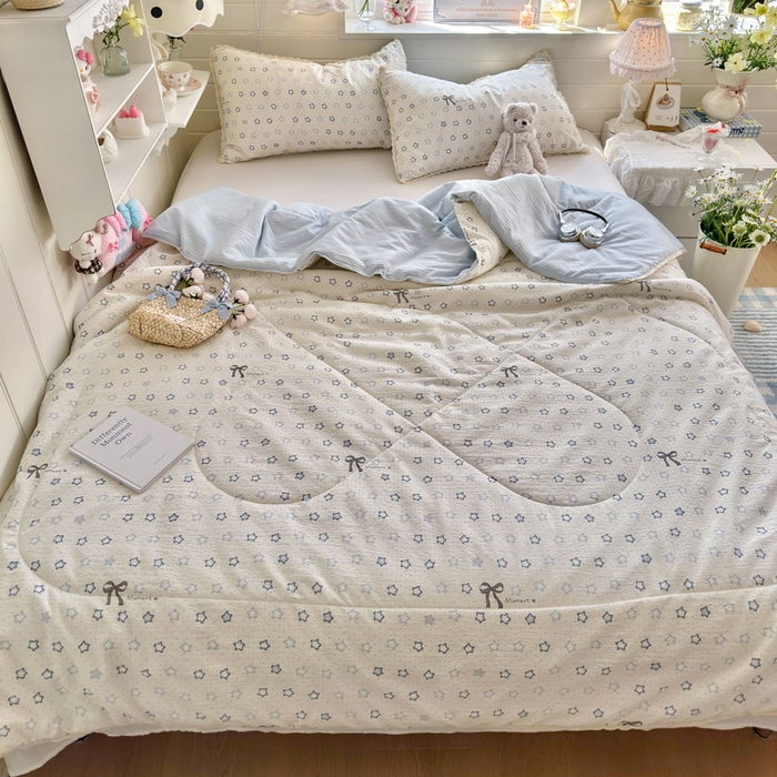 91家纺网 家纺一手货源 找家纺 优承佳生活馆 2026新款云感双层纱抗菌夏被夏凉被空调被 相思蓝韵