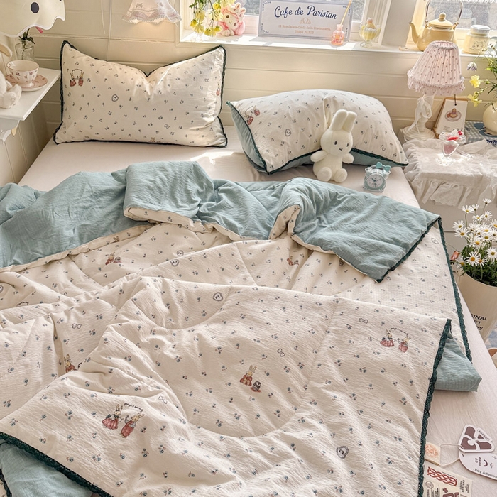 91家纺网 家纺一手货源 找家纺 优承佳生活馆 2026新款云感双层纱抗菌夏被夏凉被空调被 花间小兔