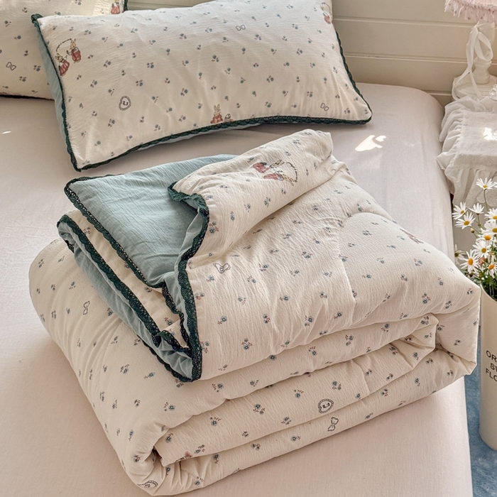 91家纺网 家纺一手货源 找家纺 优承佳生活馆 2026新款云感双层纱抗菌夏被夏凉被空调被 花间小兔