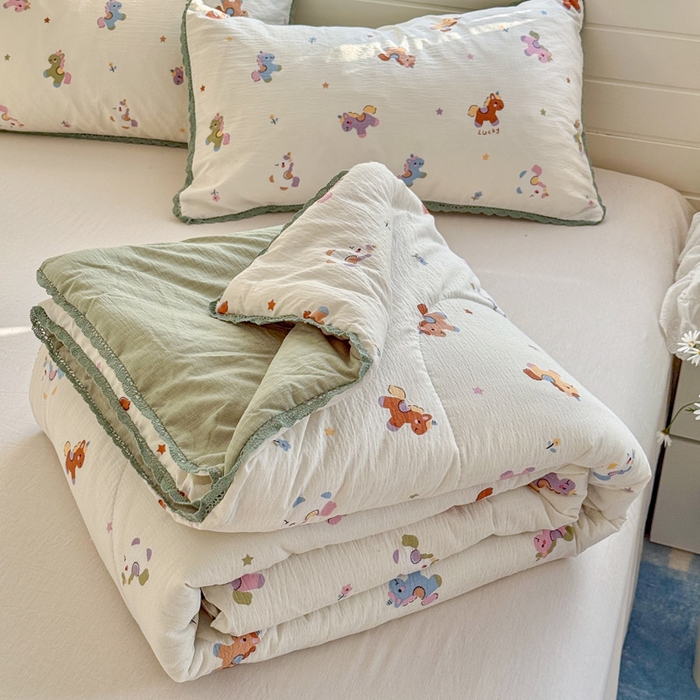 91家纺网 家纺一手货源 找家纺 优承佳生活馆 2026新款云感双层纱抗菌夏被夏凉被空调被 欢乐木马