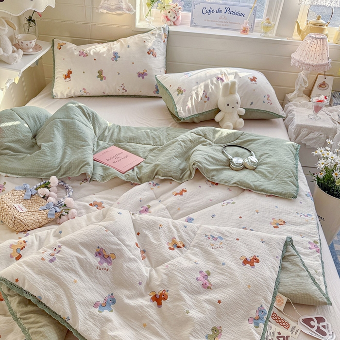 91家纺网 家纺一手货源 找家纺 优承佳生活馆 2026新款云感双层纱抗菌夏被夏凉被空调被 欢乐木马