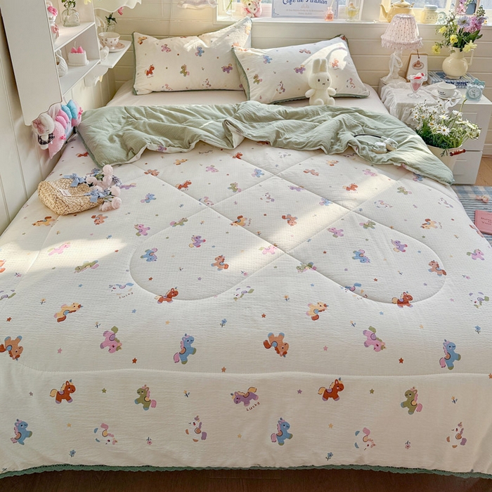 91家纺网 家纺一手货源 找家纺 优承佳生活馆 2026新款云感双层纱抗菌夏被夏凉被空调被 欢乐木马