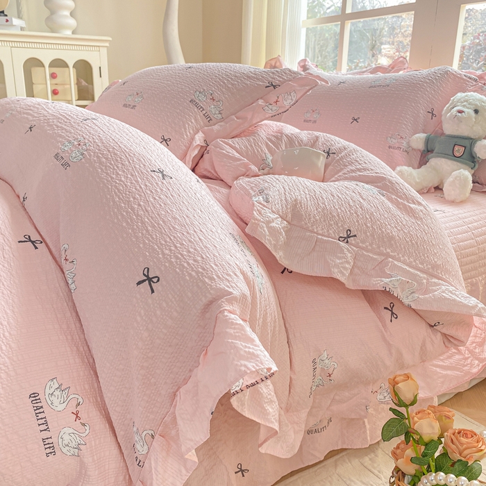 91家纺网 家纺一手货源 找家纺 昊川家纺 2026新款奶芙双层纱皱皱纱小清新多功能韩版花边床盖四件套 小天鹅-浅粉