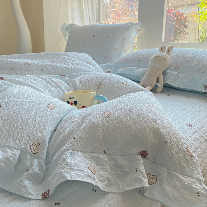 91家纺网 家纺一手货源 找家纺 昊川家纺 2026新款奶芙双层纱皱皱纱小清新多功能韩版花边床盖四件套 爱心气球-蓝